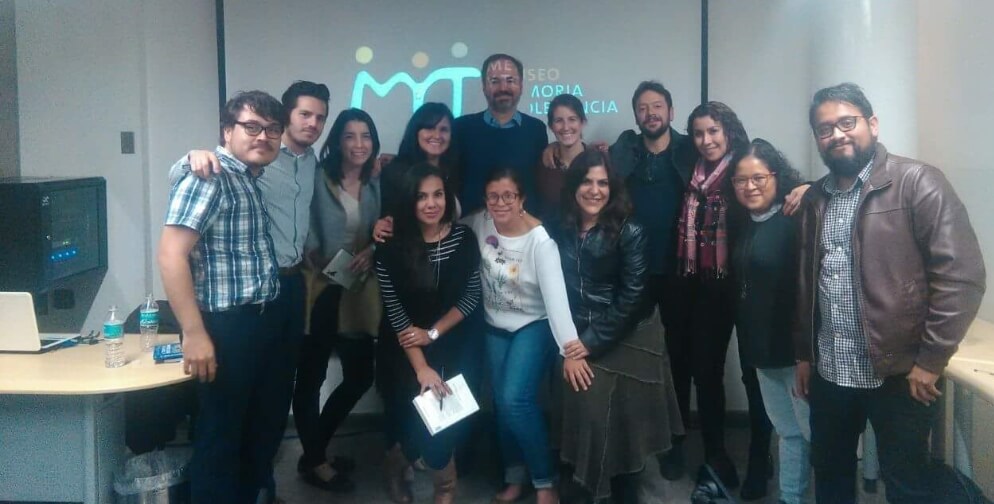 El escritor Juan Villoro acompaña a las alumnas y alumnos del diplomado Periodismo internacional y conflictos bélicos en los siglos XX y XXI, programa coordinado por el Mtro. Javier Molina, en la clase magistral sobre Crónica (2017).